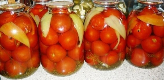 Una deliciosa receta de los tomates en vinagre para el invierno