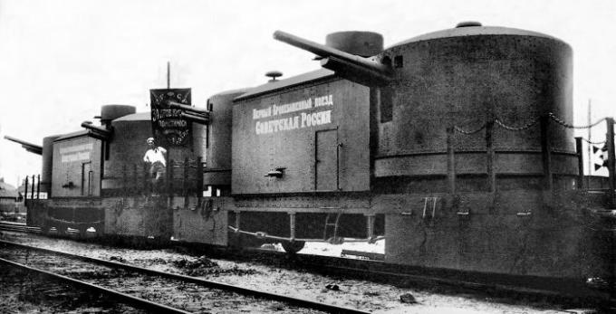 Los tanques en rieles: cómo se construían tren blindado ruso