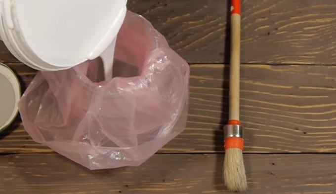 Para retoque más conveniente utilizar un recipiente separado y la pintura en el banco permanecerá limpia 
