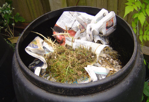 ¿Puedo utilizar periódicos viejos para el compost?
