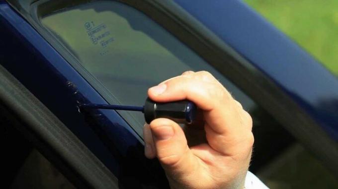 Un simple y eficaz para deshacerse de arañazos bajo las manijas del coche
