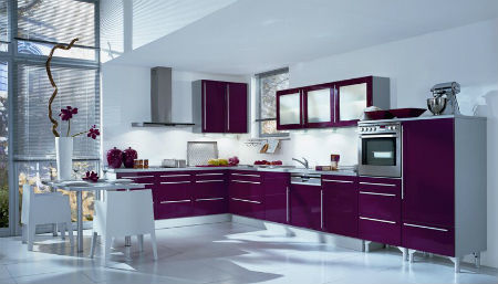 Cocina con estilo moderno en lila y blanco