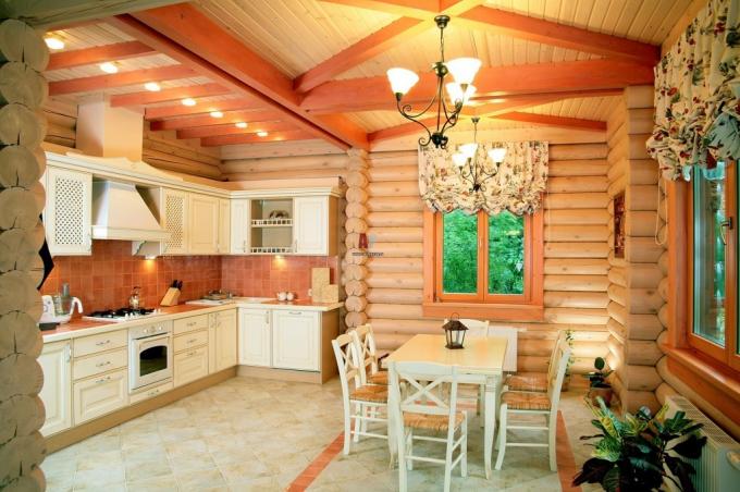 Cocina en una casa de madera (45 fotos): instrucciones en video para decorar con sus propias manos, opciones de acabado, disposición, diseño, con una estufa, qué techo instalar, precio, foto