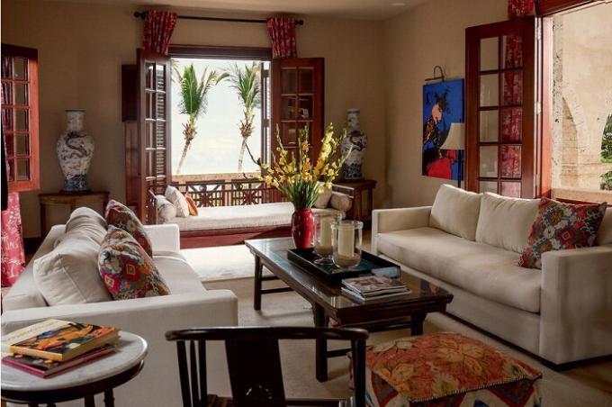 El interior de la sala de estar: vasos antiguos, importados de China, la imagen Dominicana artista Herman Pérez, muebles de estilo de España. | Foto: Thiago Molinos (Molinos Tiago).