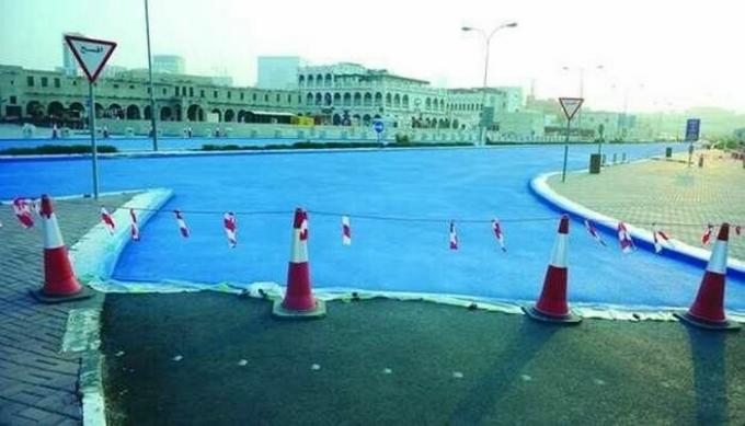 ¿Por qué las autoridades de Qatar requieren de pintura de asfalto en azul