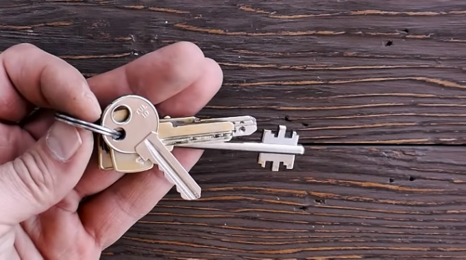Si la llave no cuelgue sobre el suelo, y un orificio adicional, que será más fácil de encontrar en un montón