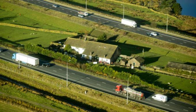 tierras de cultivo, que se encuentra en la autopista M62 británico.