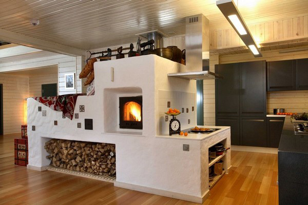 Una hermosa estufa, solo se puede soñar con esto: observe el techo de la cocina en una casa de madera hecha de paneles de plástico