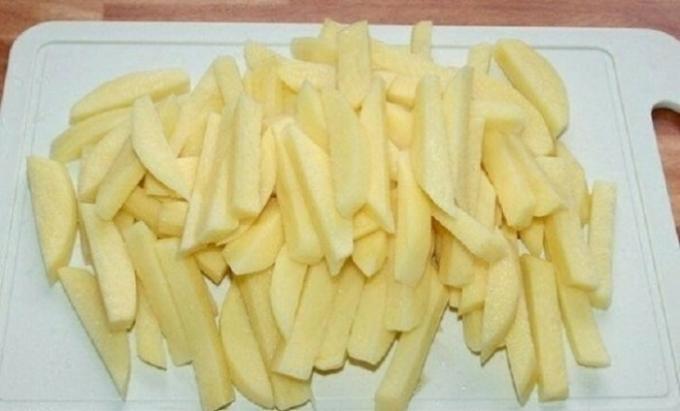 Cortar las patatas peladas en barras de 1 cm de espesor.