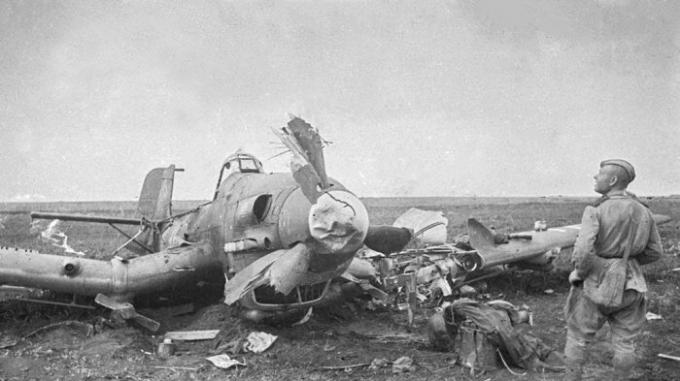 Los soldados soviéticos derribados inspeccionan la T-87. | Foto: imgur.com. 