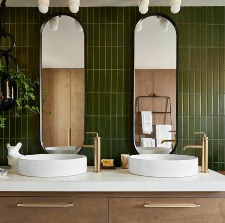 12 maneras de ampliar visualmente un cuarto de baño con un azulejo sencilla