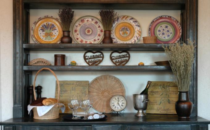 Los platos de cerámica decorativos (también pintados a mano) se convertirán en un elegante accesorio para tu cocina