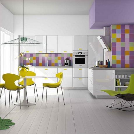 Los jugosos tonos limón y violeta claro se ven muy armoniosos contra el fondo del piso, las paredes, los auriculares